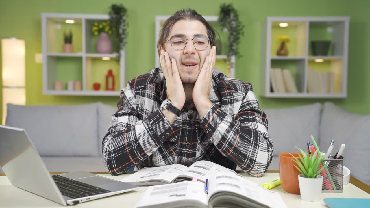 un joven aburrido, enojado y furioso consigo mismo.