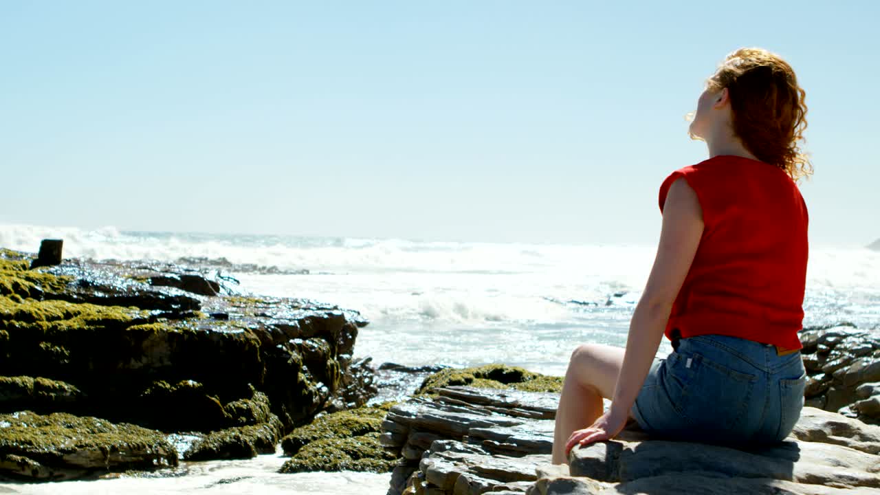 바위 위에 앉아서 바다를 바라보는 여자 4k