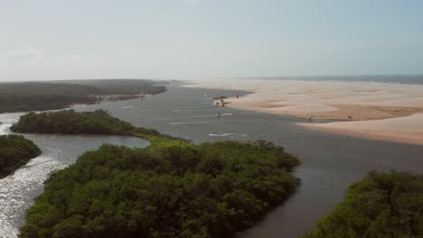 Luftaufnahme:-Kitesurfen-Im-Flussdelta-Von-Parnaiba,-Nordbrasilien