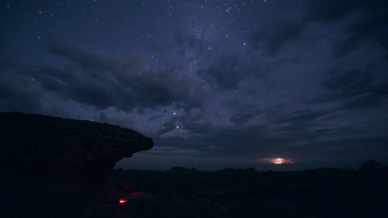 vía láctea galaxia hoguera noche timelapse 4k interior australia occidental australiano atardecer kimberlies campamento salvaje por taylor brant película