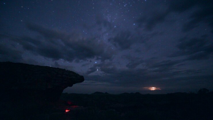 Timelapse 4k della Via Lattea con falò notturno, Outback Australia, tramonto dell'Australia Occidentale nelle Kimberleys, campeggio selvaggio di Taylor Brant Film