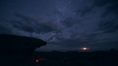 vía láctea galaxia hoguera noche timelapse 4k interior australia occidental australiano atardecer kimberlies campamento salvaje por taylor brant película