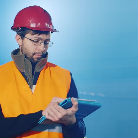 Ein-Ingenieur-Arbeitet-In-Einem-Lager-Und-Benutzt-Ein-Tablet