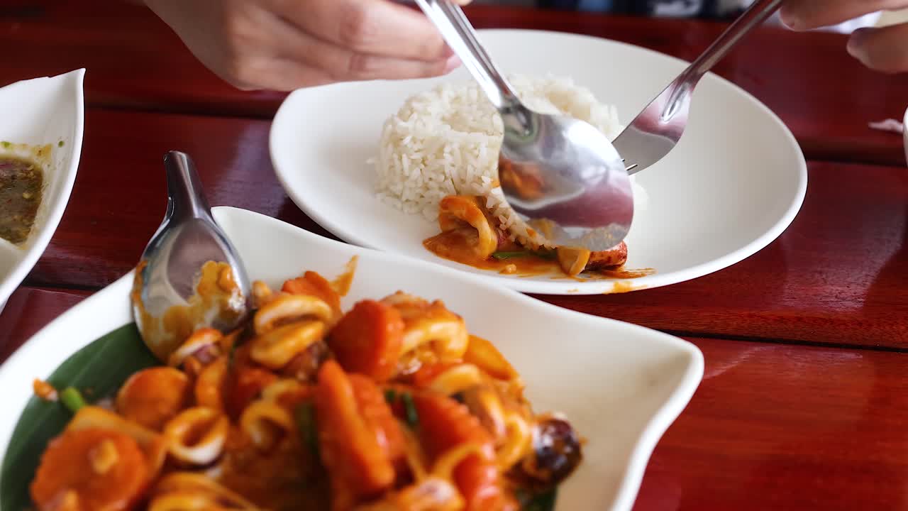 맛있는 태국 해산물 요리를 맛보고 있습니다.