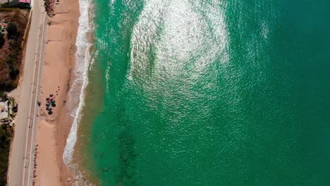 Drohne-Fliegt-über-Schönen-Strand-In-Griechenland