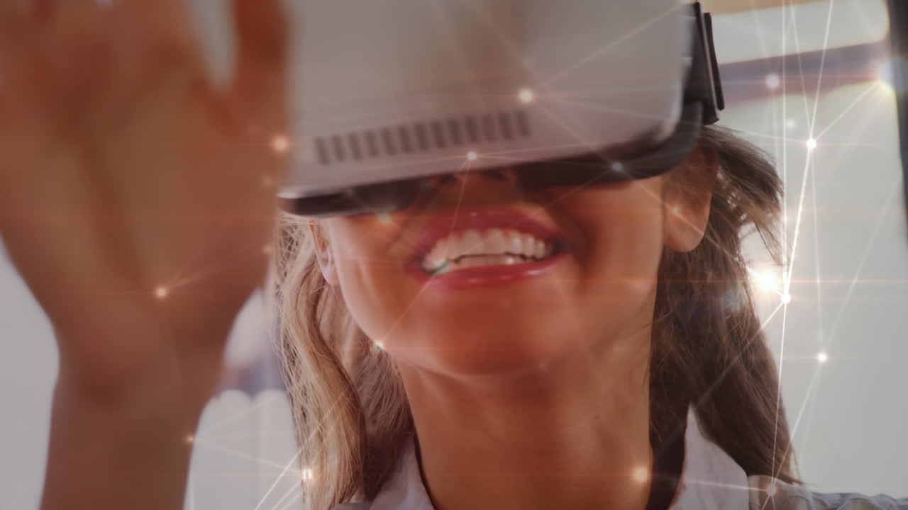 Donna che si diverte indossando un visore per la realtà virtuale