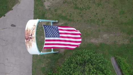 video aéreo ascendente de la bandera estadounidense en un día ventoso, rocky point ri