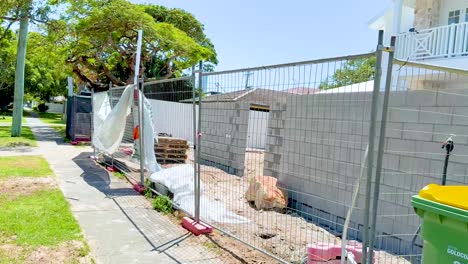sitio de construcción con materiales y cercas visibles