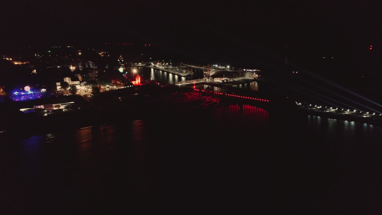 Ripresa con drone di uno spettacolo di luci di notte