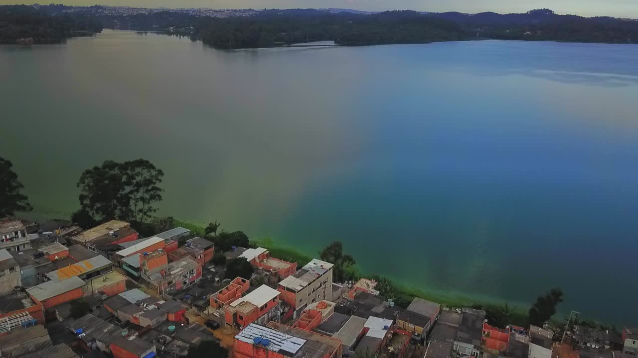 vista aérea de pájaros volando hacia el lago de reserva de agua en sao paulo