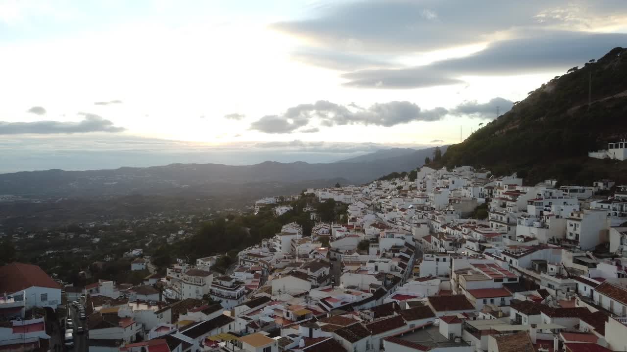 Edifici bianchi della città spagnola di Mijas, vista aerea in ascesa