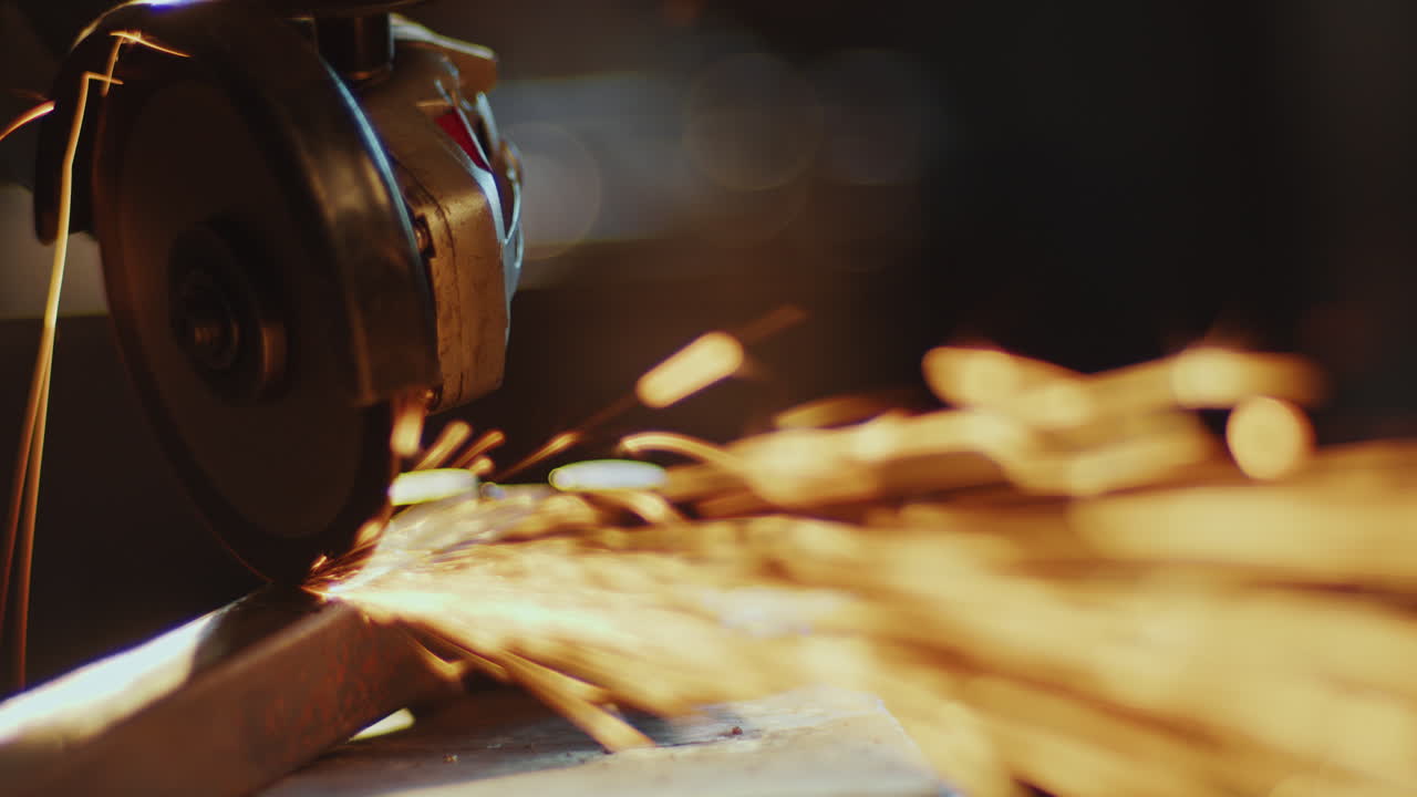 крупный план режущего металлического билета с диском угловой шлифовальной машины