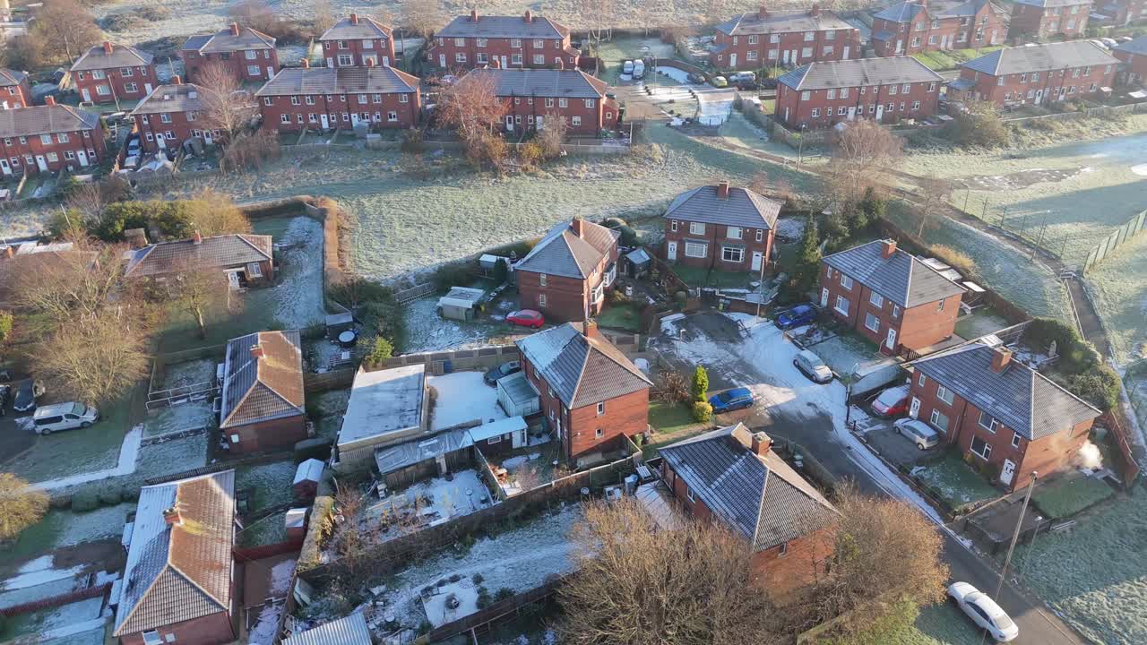 드론의 눈의 겨울 풍경은 dewsbury moore council estate의 전형적인 영국 도시 협의회 소유 주택 개발과 빨간 벽돌 테라스 주택과 산업 요크셔를 포착합니다.