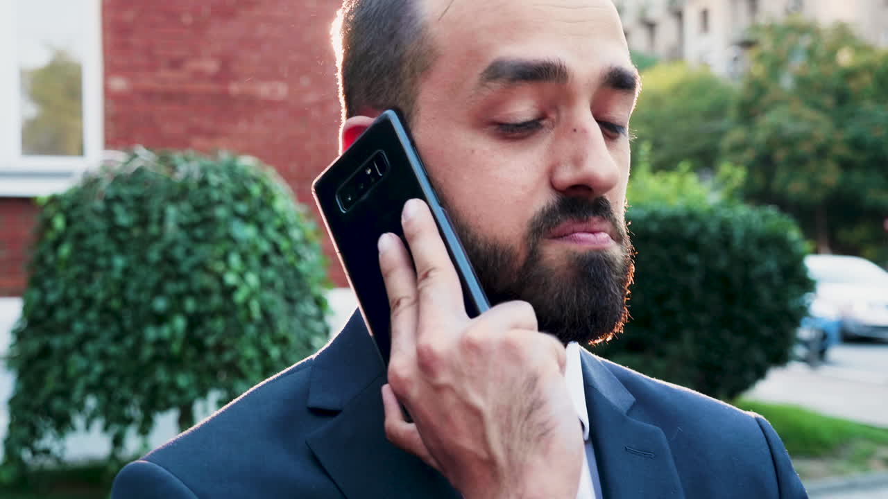 Mann i dress som snakker i mobiltelefon
