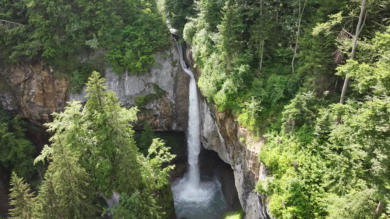 Immagine aerea con drone in ascesa per rivelare la splendida Cascata Berglistüber, situata a Fätschbach, Glarus Süd, Svizzera