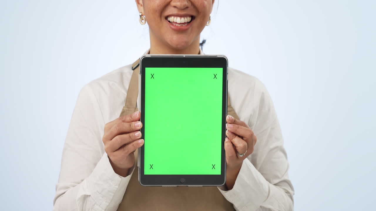 mujer feliz, manos y pantalla verde de la tableta