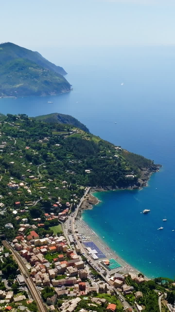 Ripresa aerea verticale con drone in retromarcia sopra il paese di Bonassola, estate in Liguria, Italia