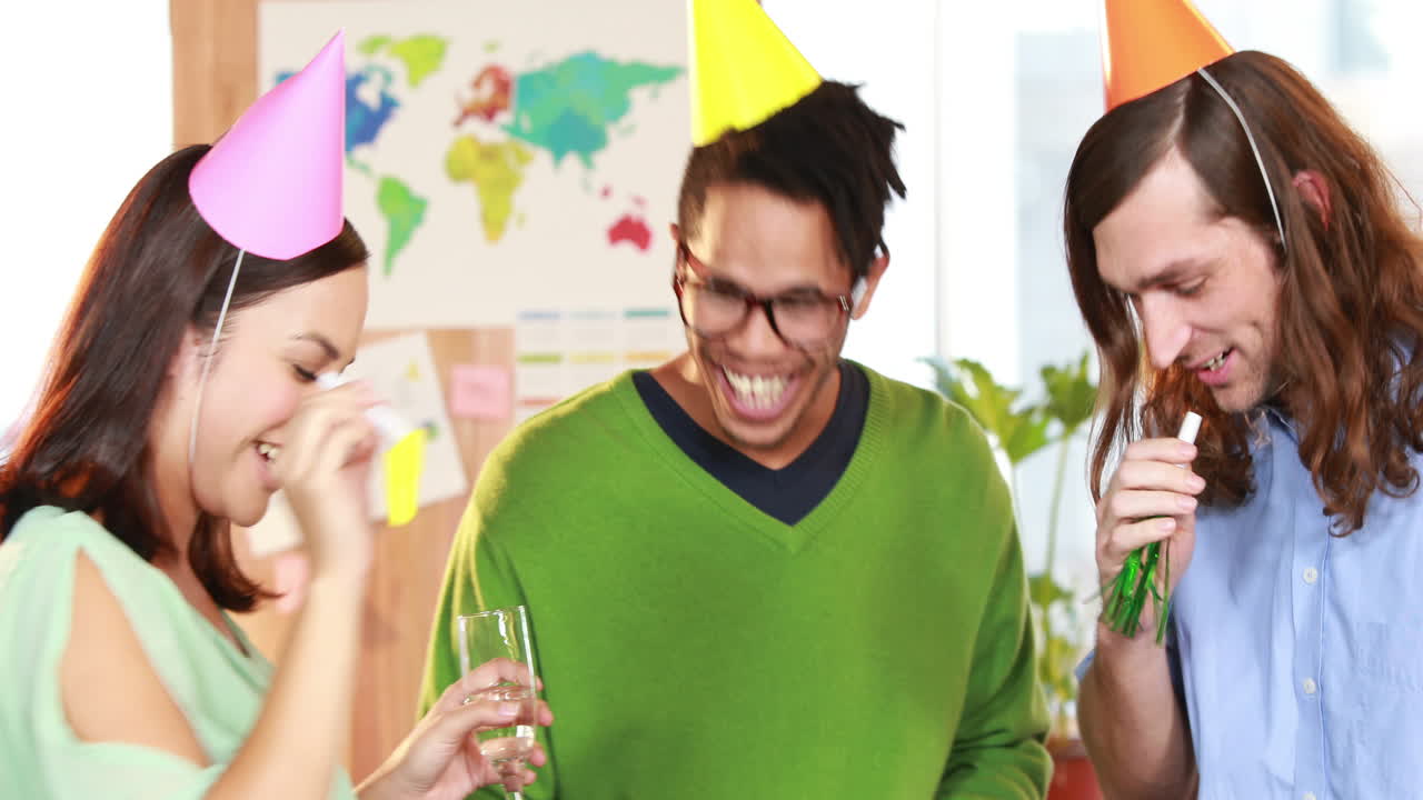 equipo de negocios casual celebrando su cumpleaños