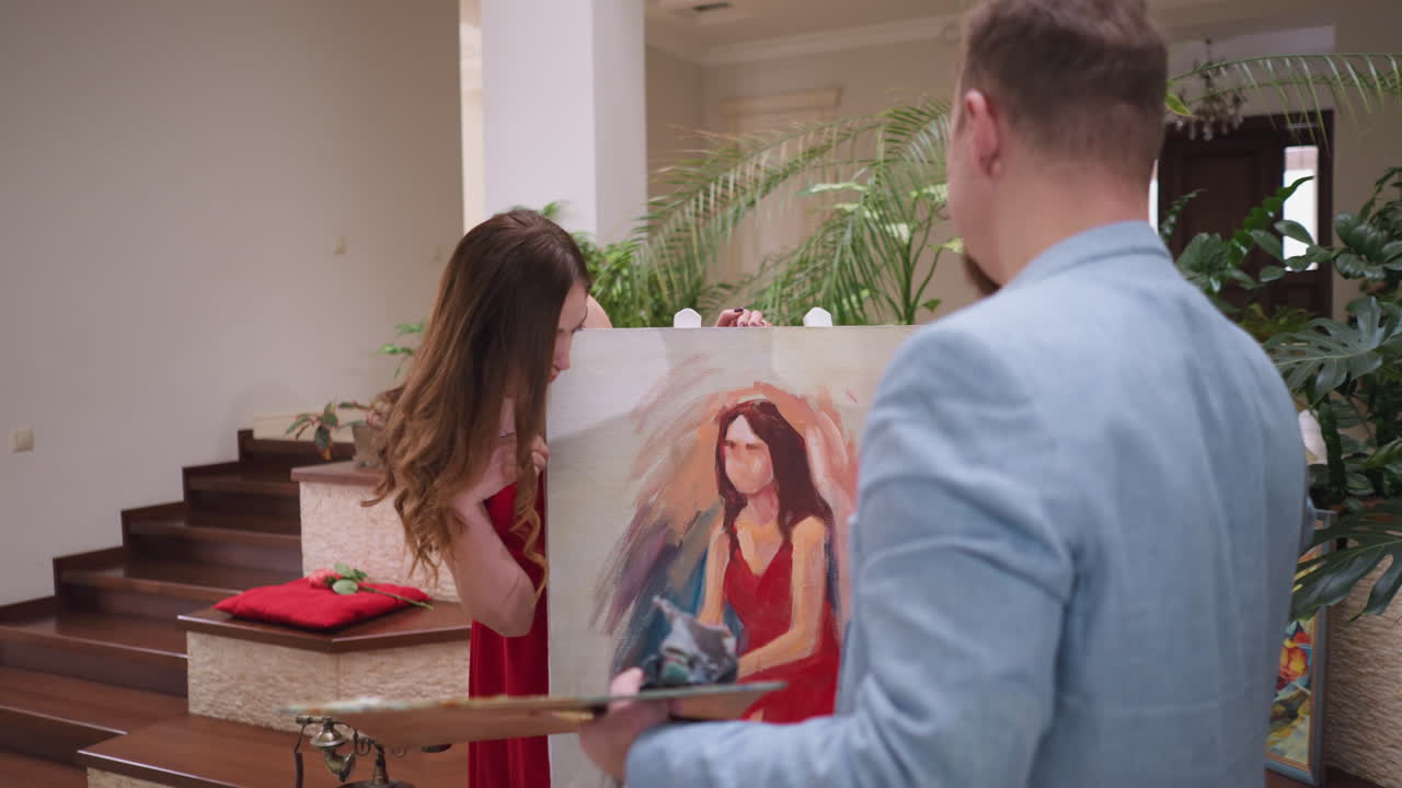 la mujer muestra insatisfacción con el trabajo del hombre. la joven modelo trata de reconocer el reflejo de su propio atractivo en la interpretación del artista. desagrado e insatisfactorio