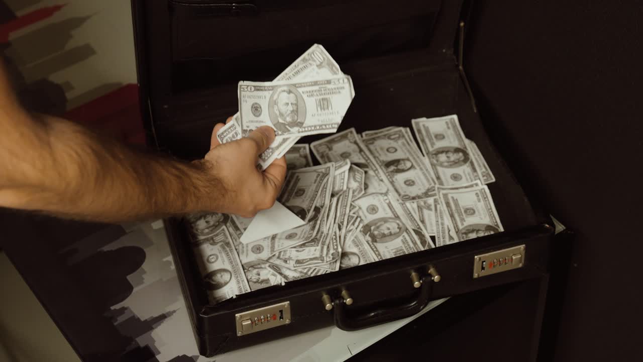 Primo piano di una persona che apre una valigetta piena di mazzette di contanti e poi la richiude. Concetto di ricchezza, affari, corruzione, denaro sporco e segretezza finanziaria