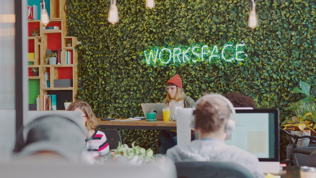 코워킹, 사무실 및 디지털 디자인 팀 작업