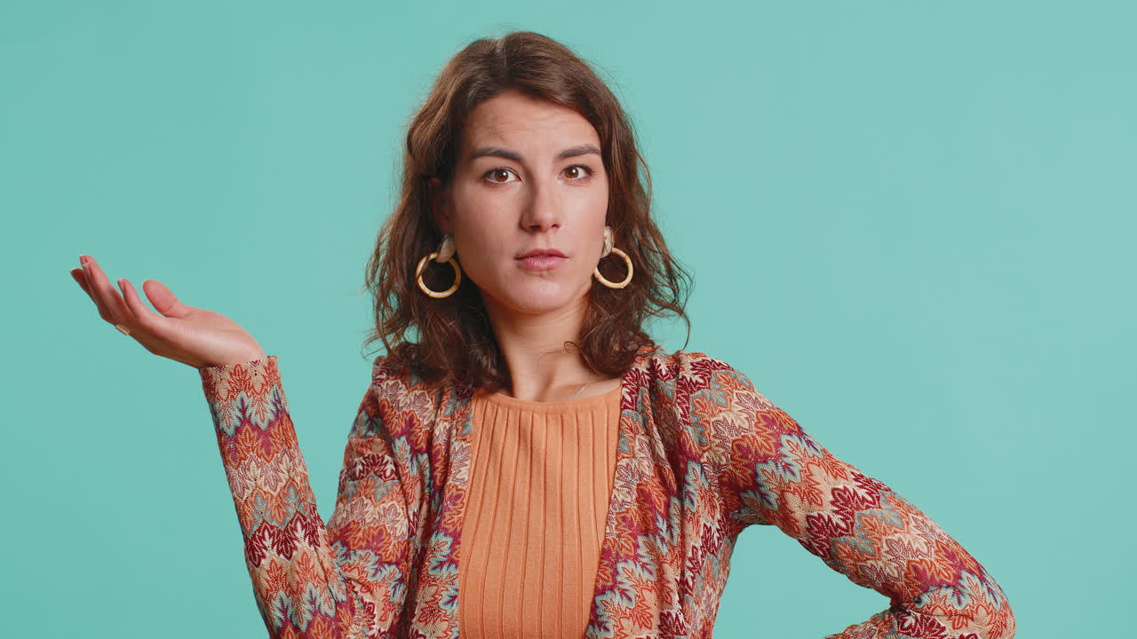 la mujer se siente avergonzada por una pregunta ambigua, tiene dudas, no tiene idea, no tiene ni idea, es incierta.