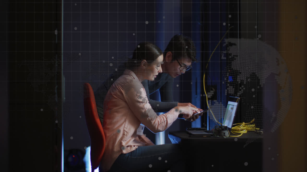 animación del procesamiento de datos sobre diversos trabajadores en la sala del servidor