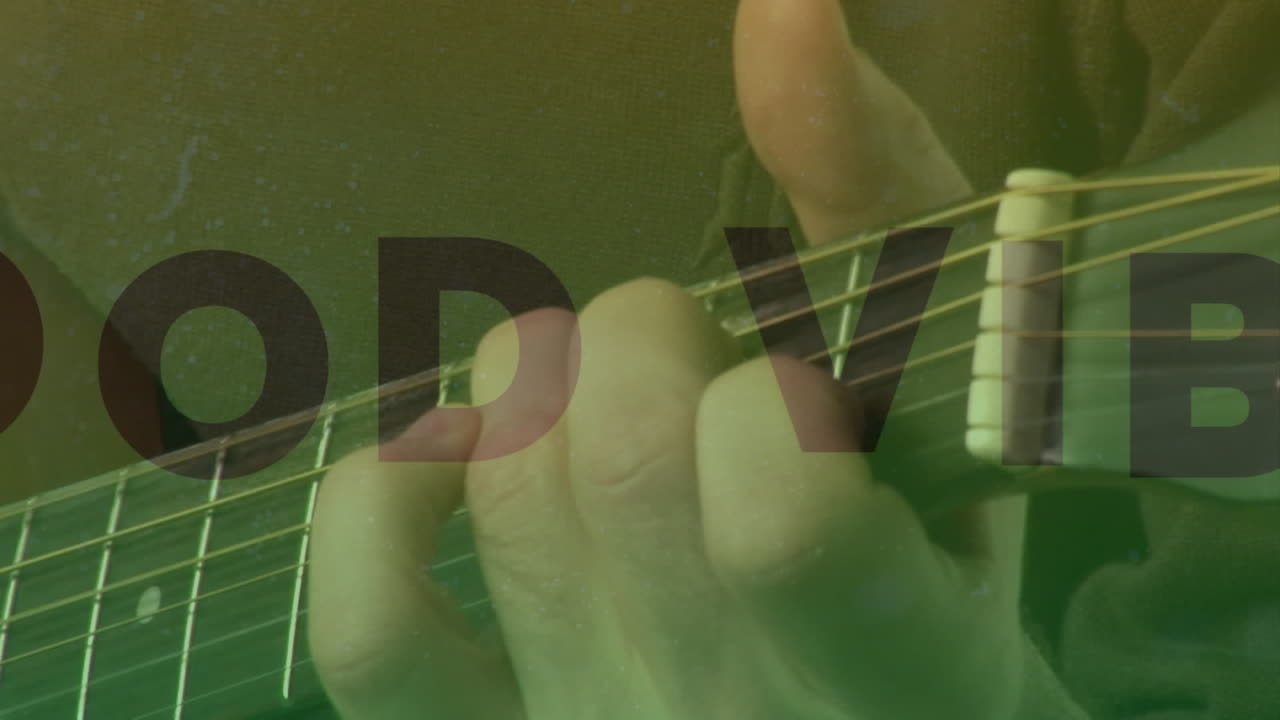 Animazione del testo 'good vibes' in rosa scuro sopra la mano di una persona che suona una chitarra acustica.