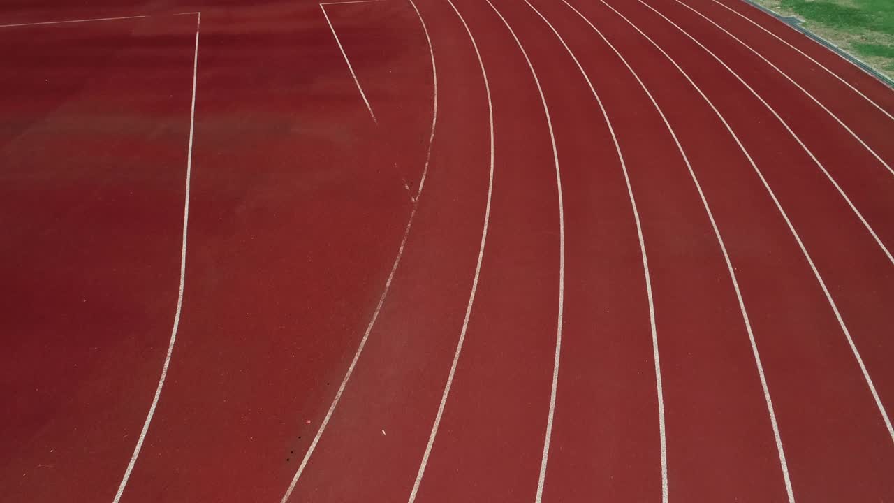 경기장에서 달리기 트랙, 색은 오렌지 벽돌, 드론으로 높은 각도 뷰.