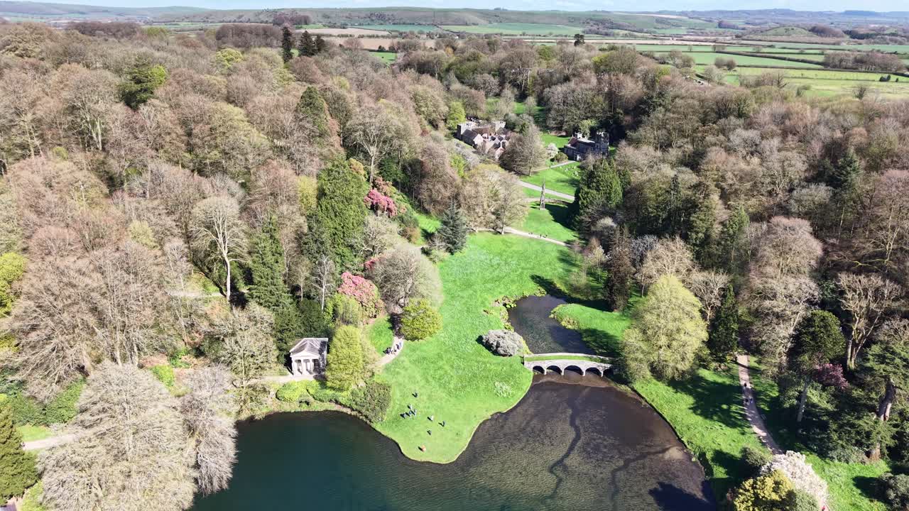 Stourhead anlagte haver og sø, Wiltshire, Storbritannien – luftfoto fra drone.