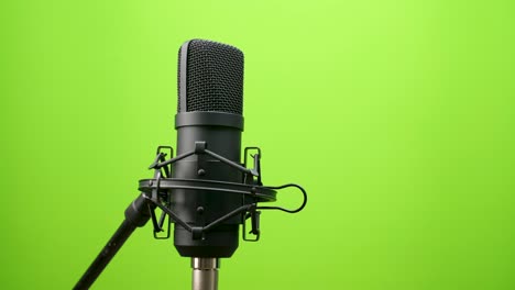 micrófono de condensador de estudio aislado en fondo de pantalla verde