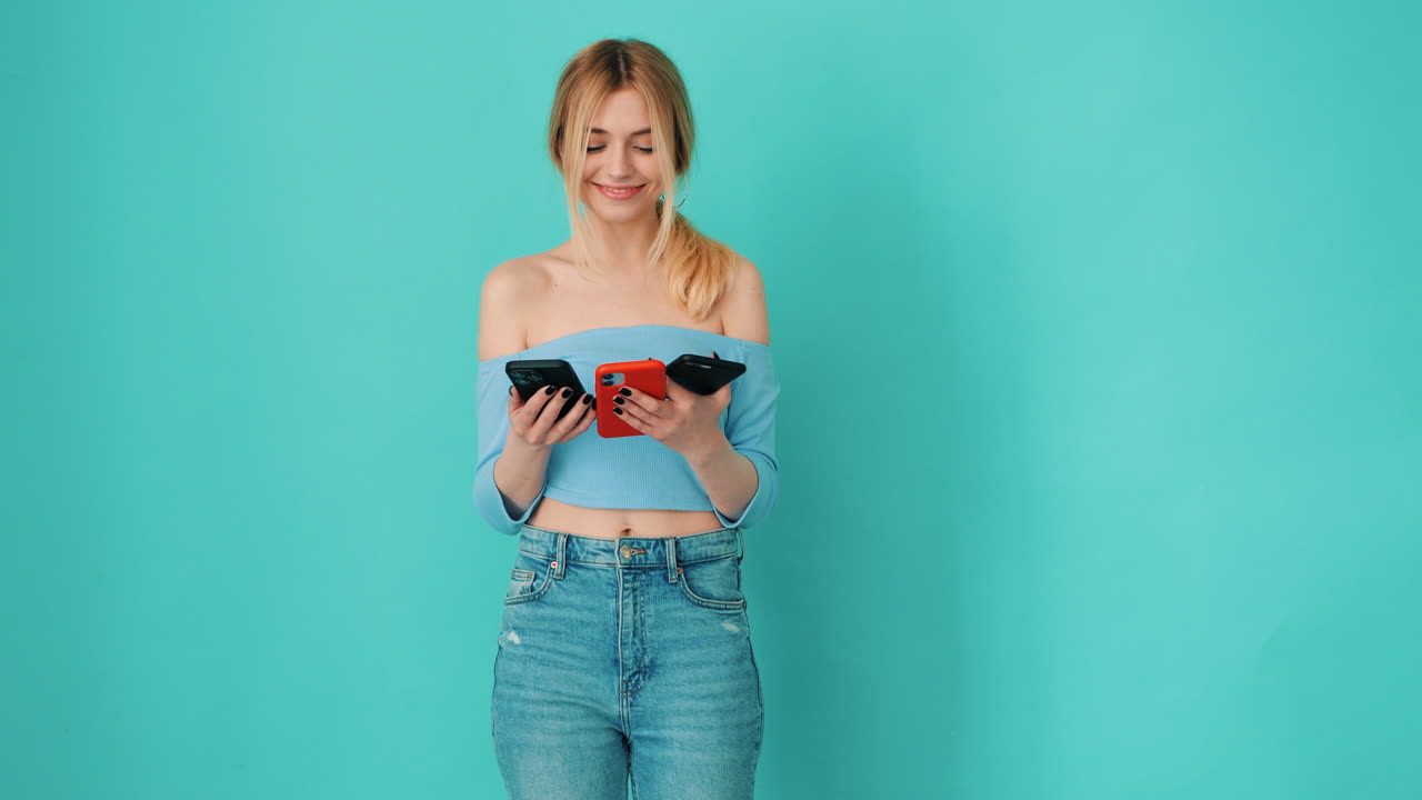 mujer excitada sosteniendo dos teléfonos