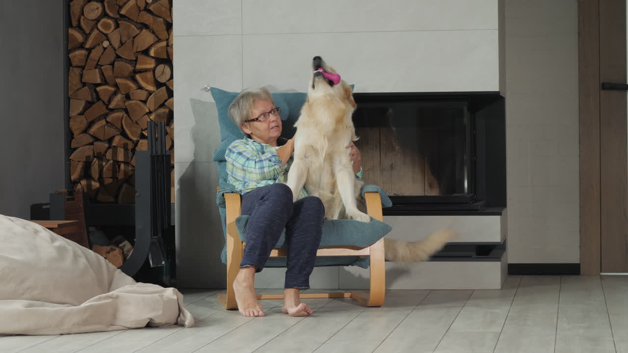 Kvinne og Golden Retriever hjemme