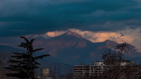 y pierde la montaña en el anochecer de invierno día nublado