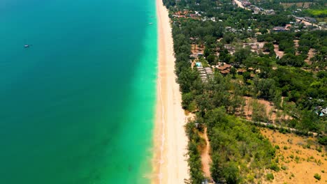 4K-Filmaufnahmen-Einer-Naturdrohnenaufnahme-Einer-Panorama-Luftaufnahme-Der-Wunderschönen-Strände-Und-Berge-Auf-Der-Insel-Koh-Lanta-In-Krabi,-Südthailand,-An-Einem-Sonnigen-Tag