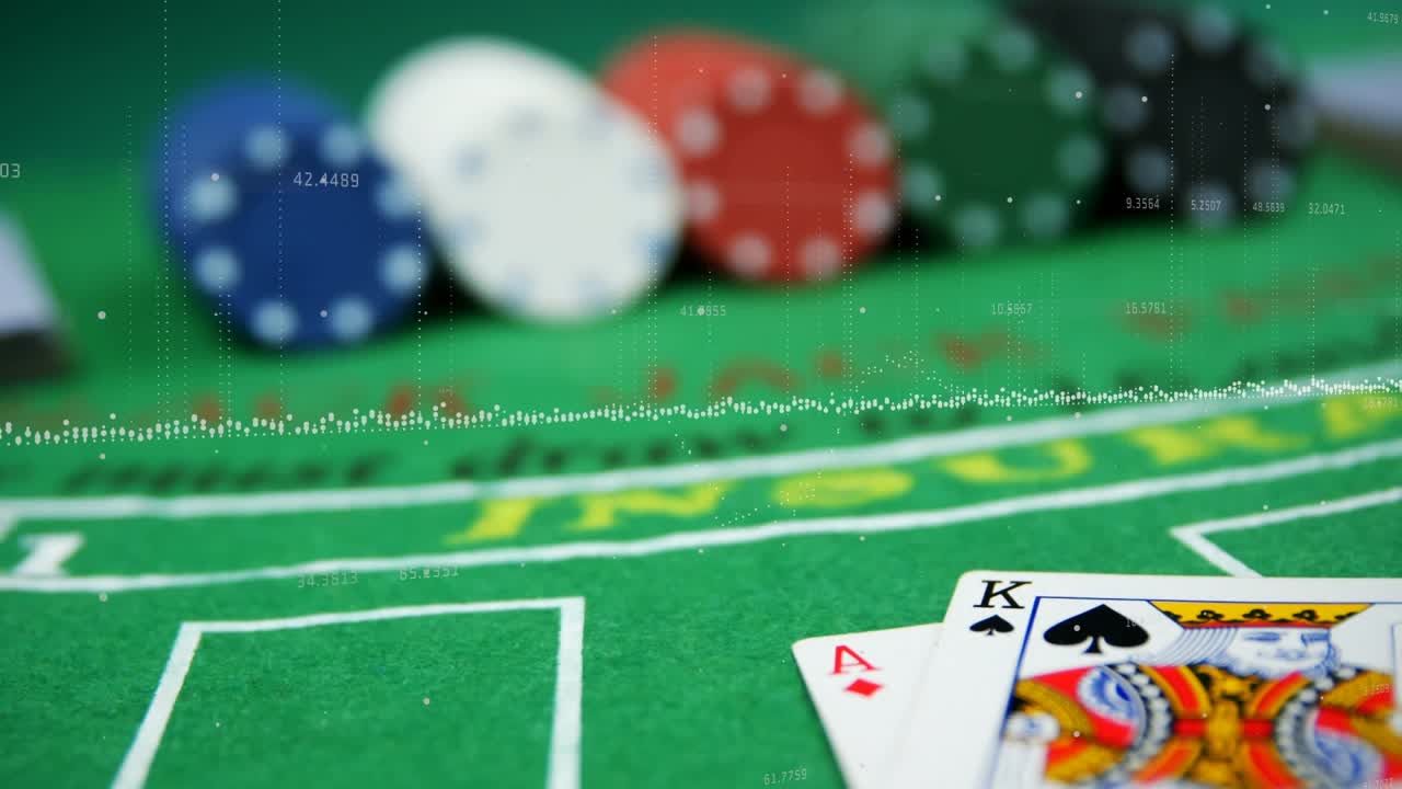 Animazione di elaborazione di dati finanziari su carte da gioco e fiches su sfondo verde