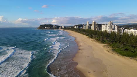 Schöne-Landschaft-Der-Hochhäuser-Am-Sandstrand-Des-Burleigh-heads-nationalparks-In-Australien