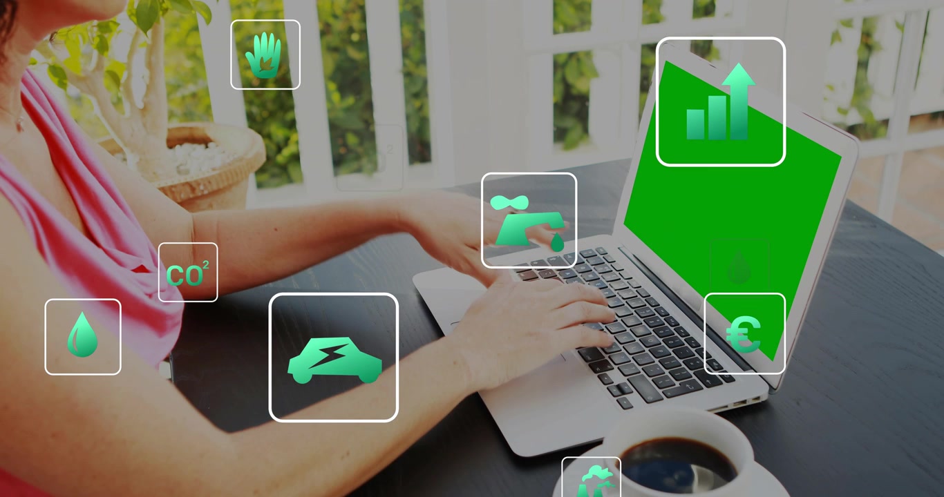 Donna che lavora al laptop con schermo verde e icone di sostenibilità ambientale