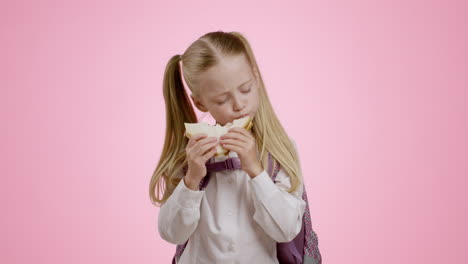 niña comiendo un sándwich