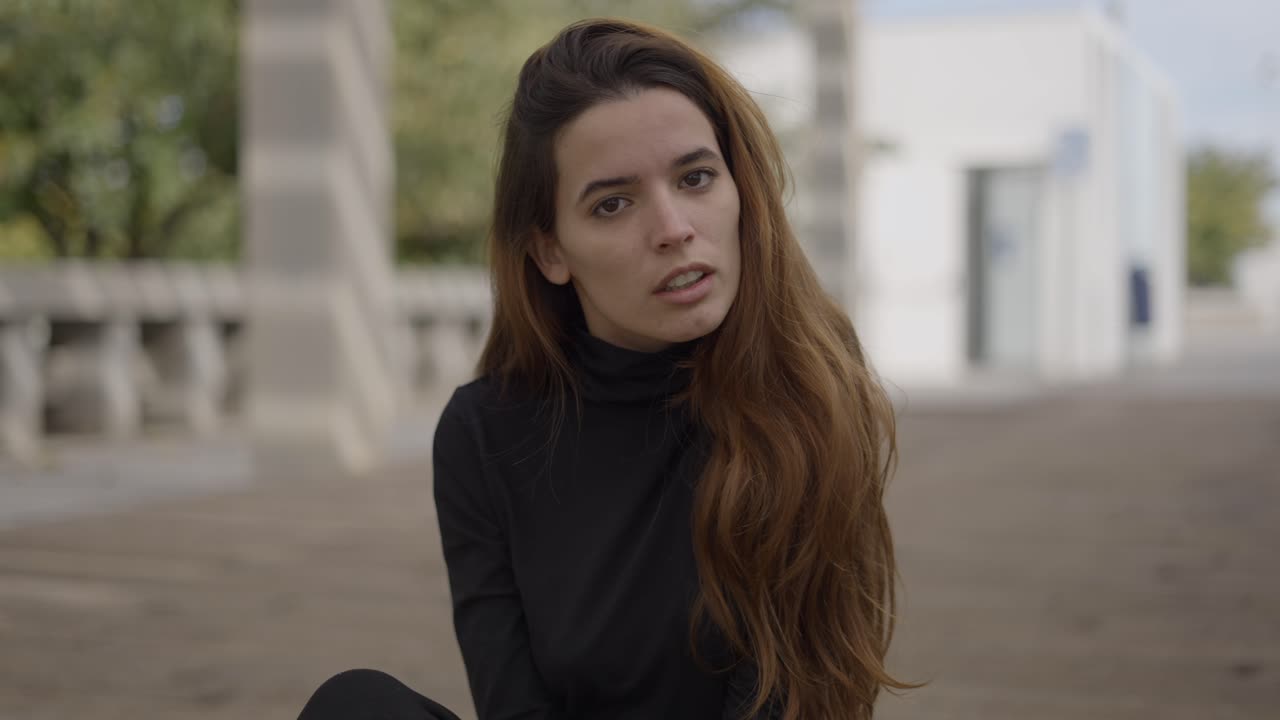 mujer sentada al aire libre