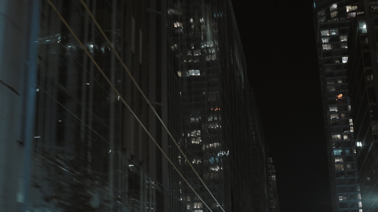 カナダ、バンクーバーの電気路面電車の小さな旗の夜のショット