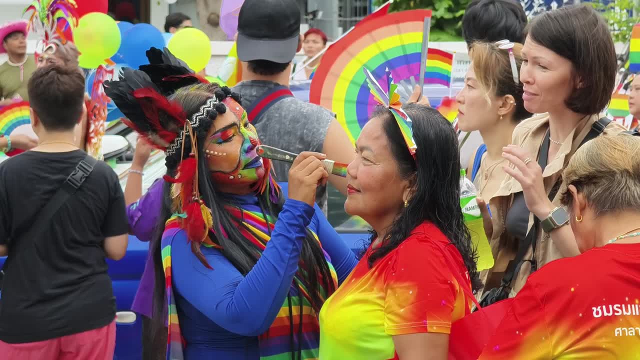 Folk får ansiktsmaling på en Pride-parade