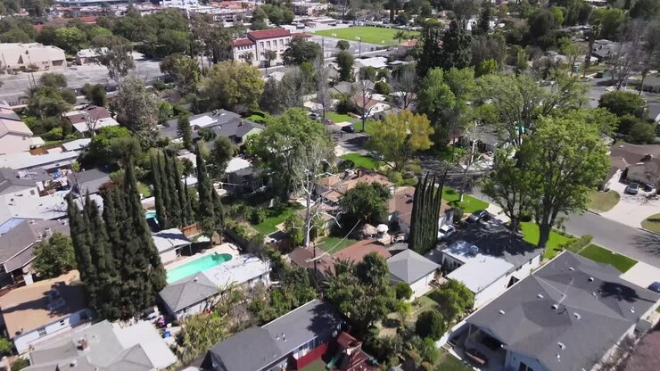 Vista aerea in avanti sul quartiere residenziale della città di Van Nuys, Los Angeles