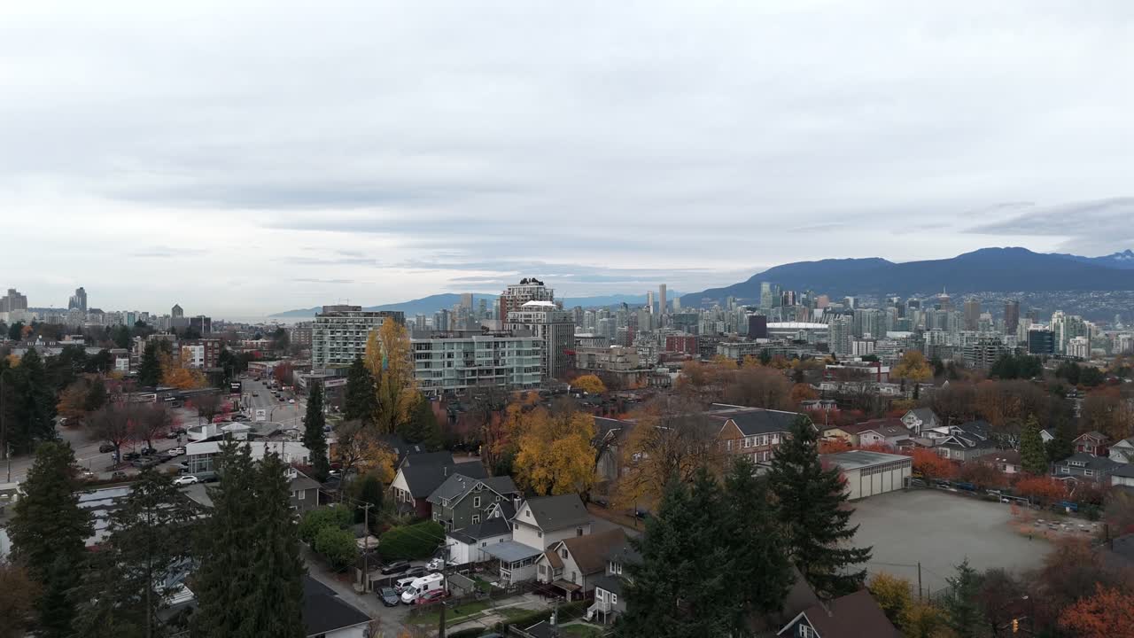 Barrio Residencial de Mount Pleasant con Árboles Otoñales y Vistas a la Montaña Bajo Cielo Nublado. Vancouver, Canadá. Toma de Dron Ascendente.