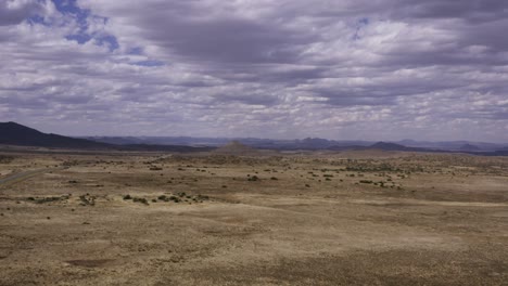 paisaje desértico nublado de karoo aéreo, seguimiento de regreso 4k