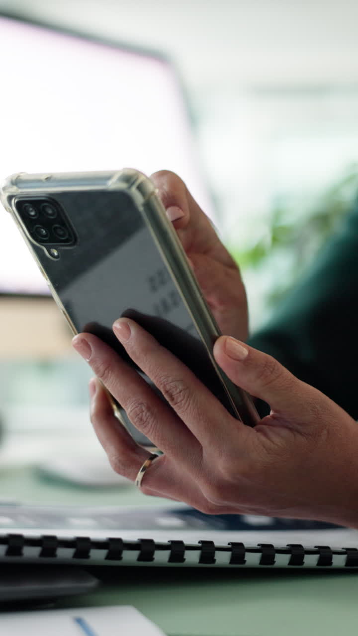 Persona con uno smartphone