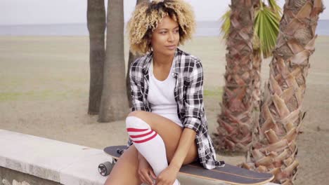 Sexy-Chica-Hermosa-Con-Longboard-En-La-Playa