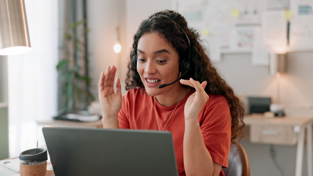 Laptop, assistente virtuale o donna in call center
