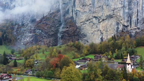 pueblo de lauterbrunnen en suiza con su famosa cascada en otoño - imágenes de drones