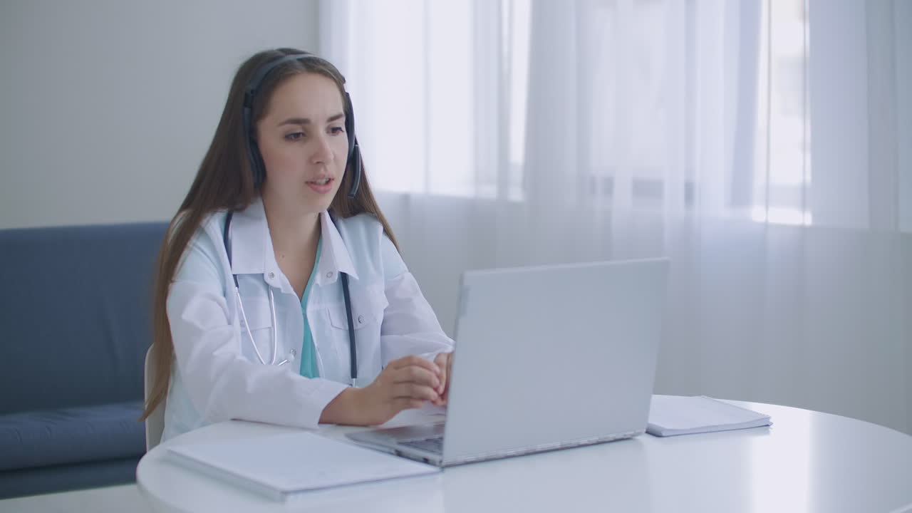 el médico usa auriculares, consulta a la paciente, hace una videollamada en línea con cámara web en la pantalla de la computadora portátil, videoconferencia de telemedicina, reunión virtual con aplicación de computadora remota.